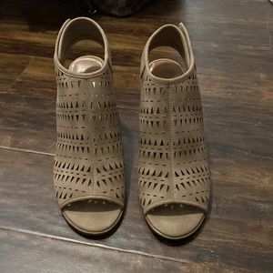 Indigo rd. size 9.5. Light brown 3” heeled bootie. Very comfortable.